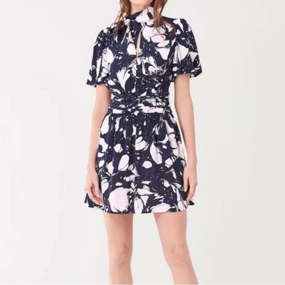 🆕 Diane Von Furstenberg mini dress.  Size 8